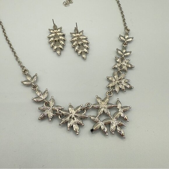 Elegant Silver Floral Necklace and Earring Set - Picture 6 of 10